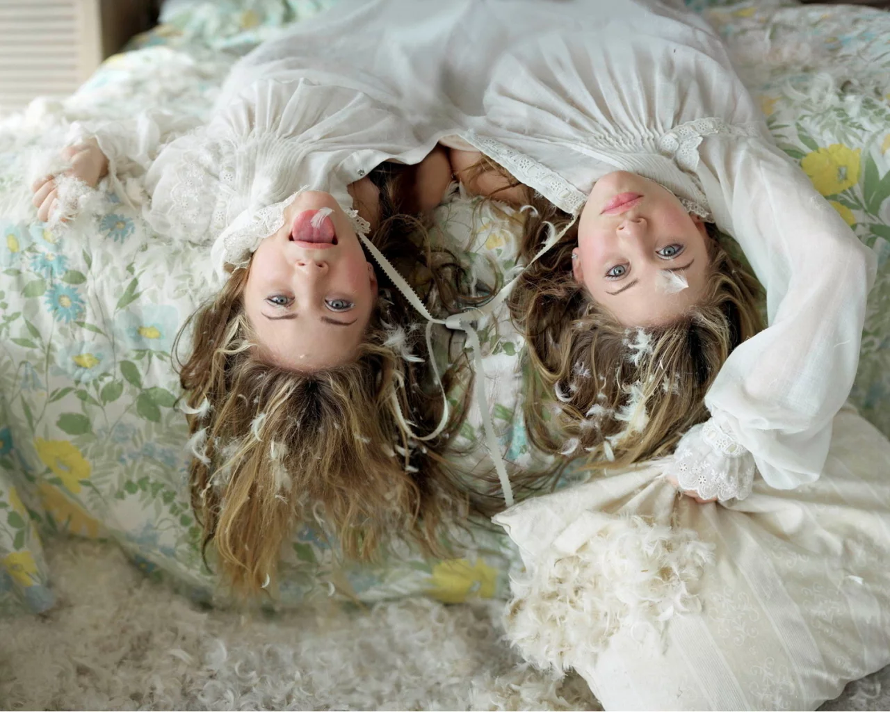 кровать, mary-kate olsen, ashley olsen, перья, сёстры