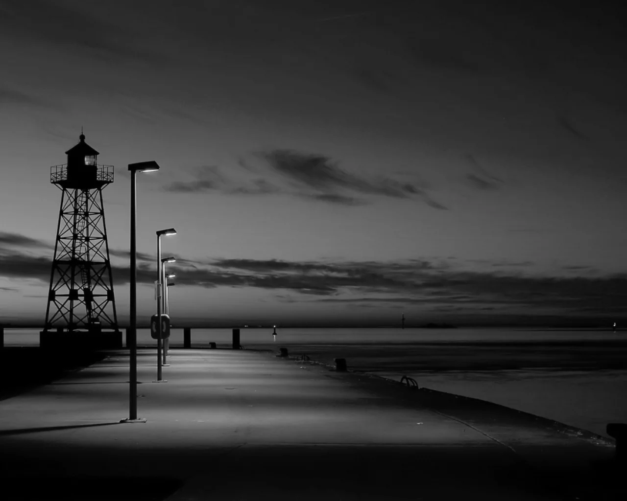 море, фото, пирс, вода, горизонт, освещение, белое, вечер, небо, чб, фонари, черное