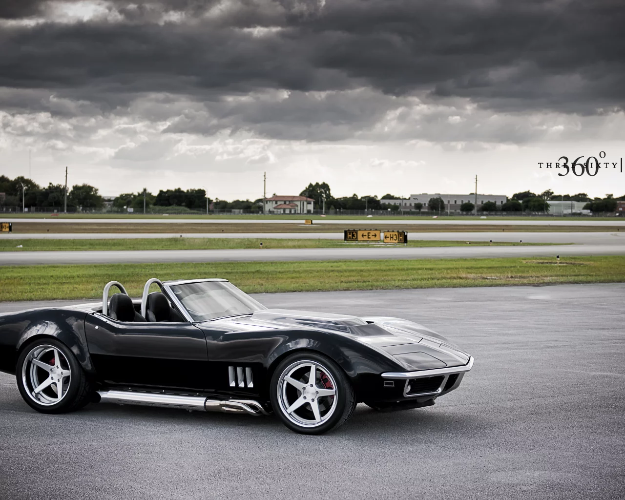 chevrolet, 360 three sixty forged, взлётная полоса, тучи, небо, corvette, c3, black, передняя часть, корвет, шевроле, чёрный