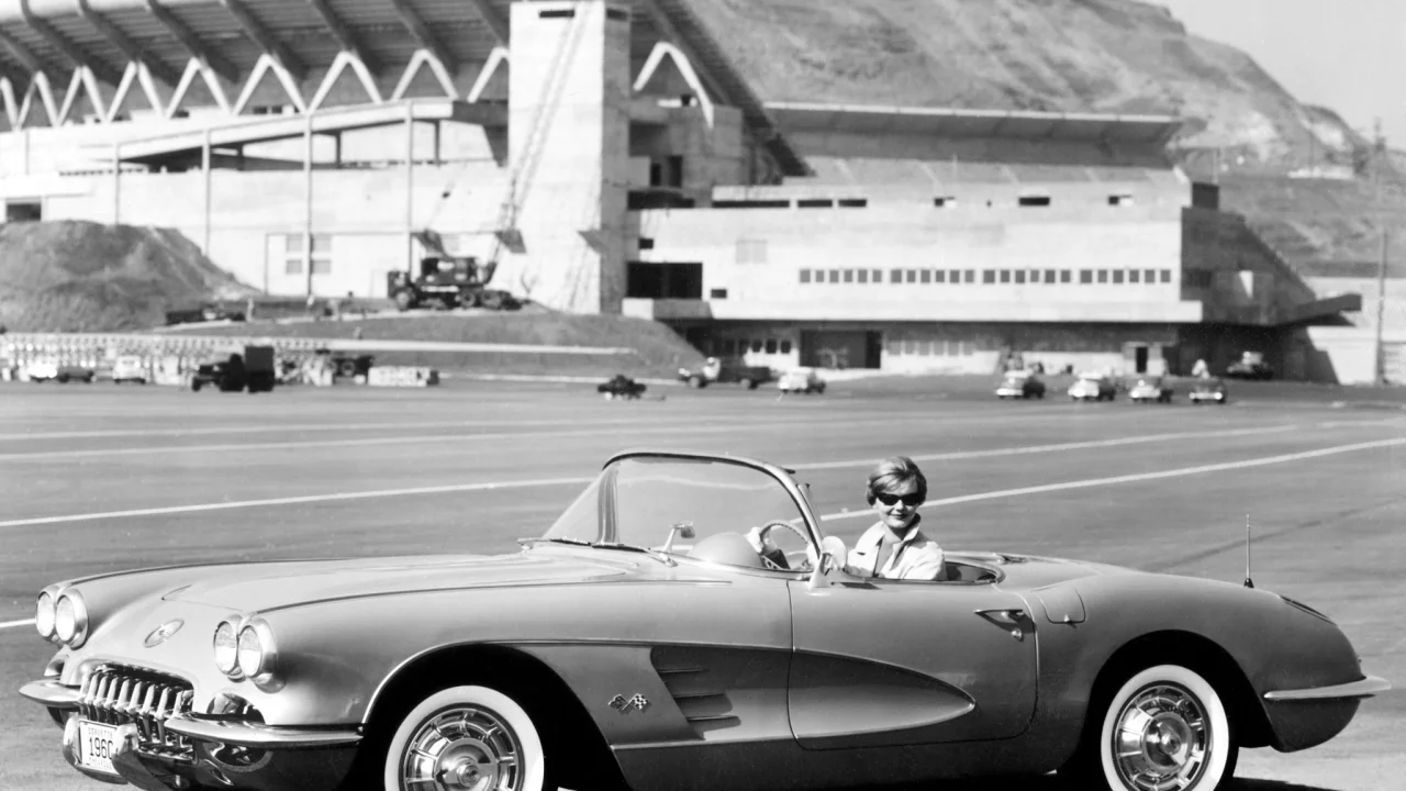 ретро, corvette, c1, аэродром, чёрнобелое, 1959-60, женьшина за рулём