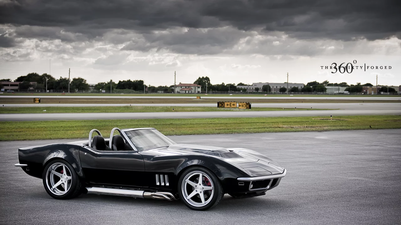 chevrolet, 360 three sixty forged, взлётная полоса, тучи, небо, corvette, c3, black, передняя часть, корвет, шевроле, чёрный