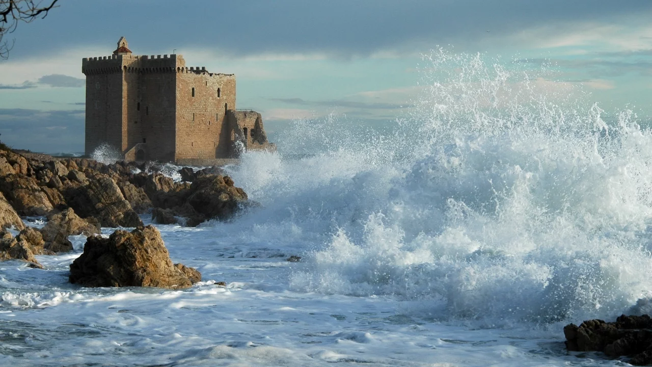 1920x1276, замок, waves, sky, shore, rocks, water, берег, скалы, облака, nature, clouds, вода, castle, море, sea, природа, небо, волны