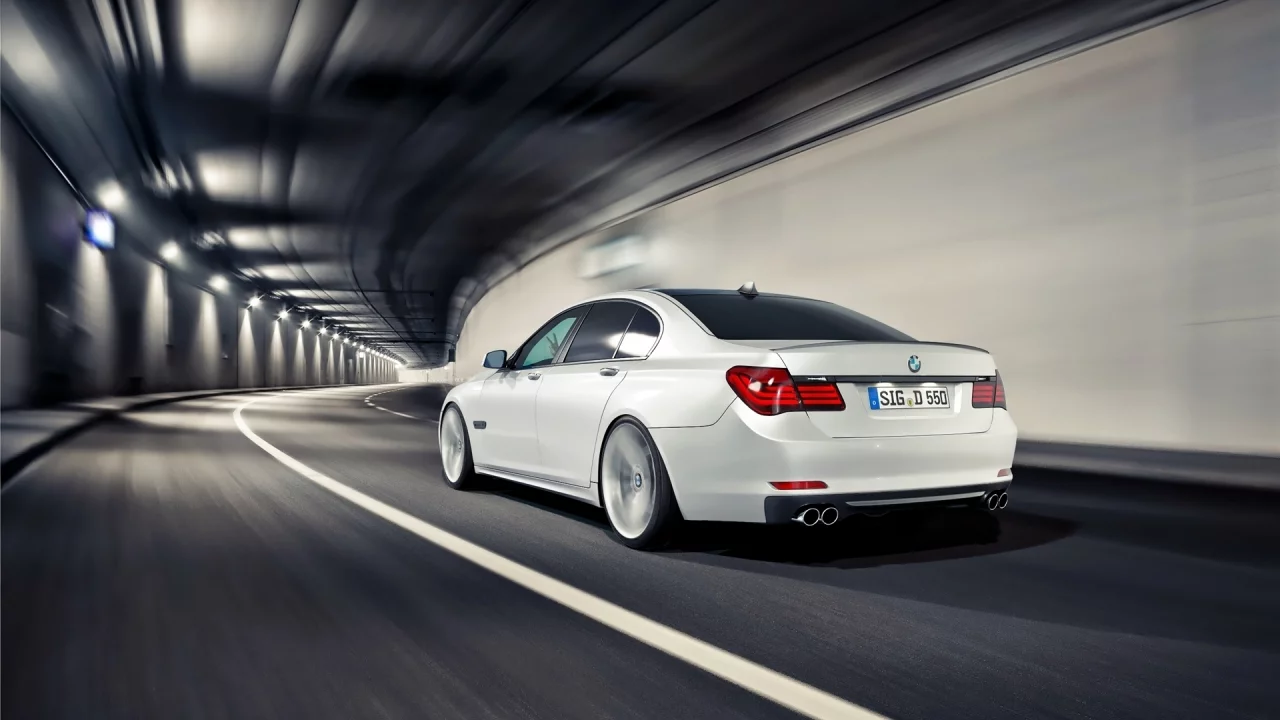огни, bmw, белая, мчит, 7series, тунель, рука, задом