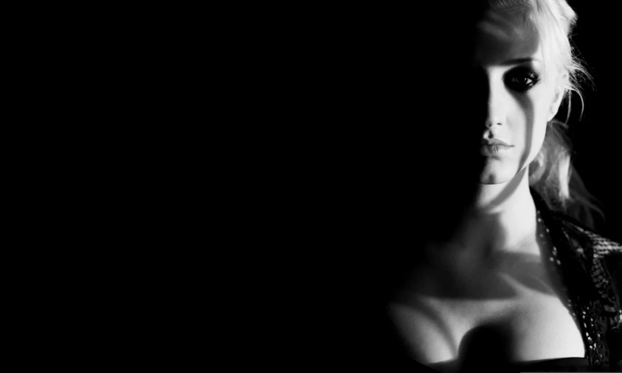 девушка, чёрный фон, ashlee simpson, грудь и прекрасное личико