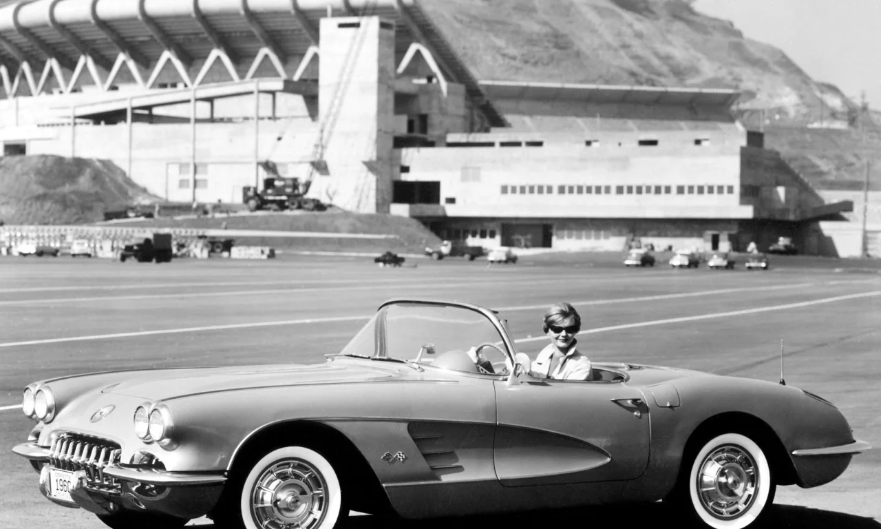 ретро, corvette, c1, аэродром, чёрнобелое, 1959-60, женьшина за рулём