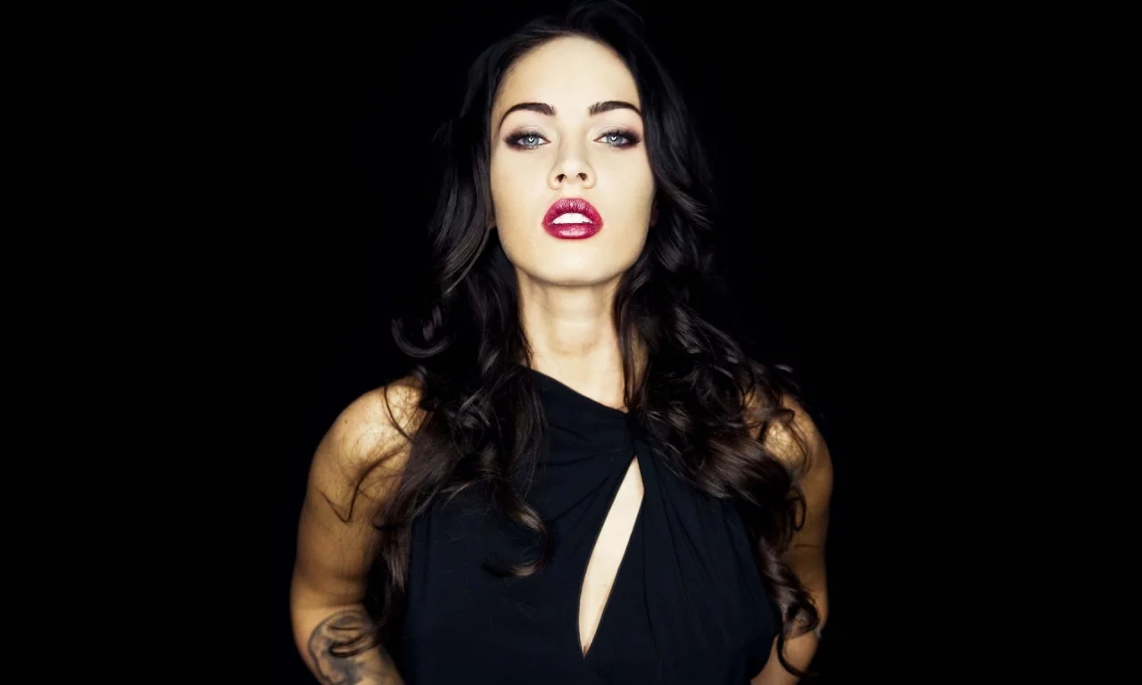 брюнетка, megan fox, чёрное, тёмно-розовая помада, красивые губы, меган фокс