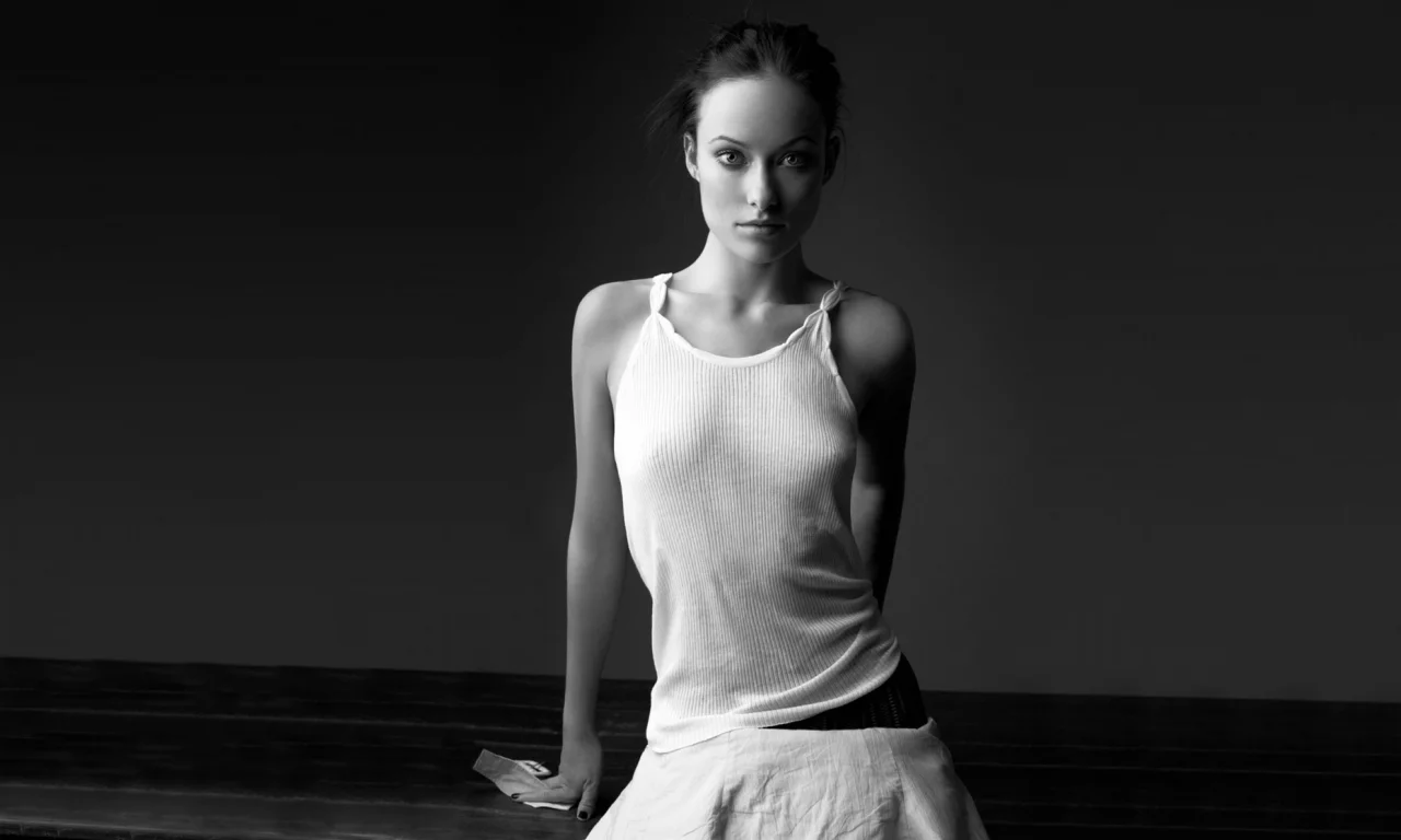 olivia wilde, оливия уайлд, белое платье, белый топ, актриса, черный фон