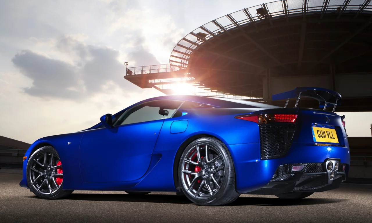 солнце, lexus, lfa, красивый цвет, вертолётная площадка, supercar, синий, суперкар, облака, вид сзади, лексус, лфа, небо