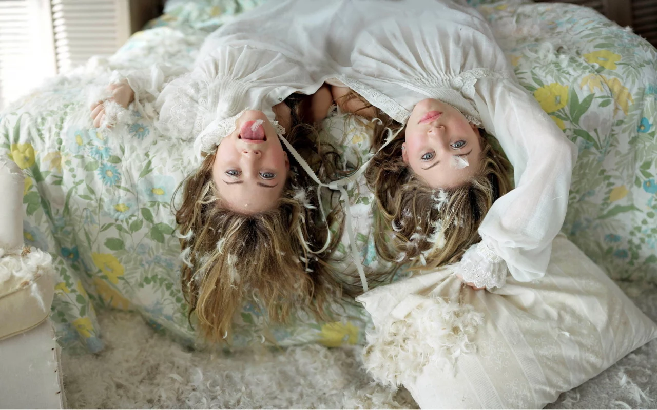 кровать, mary-kate olsen, ashley olsen, перья, сёстры