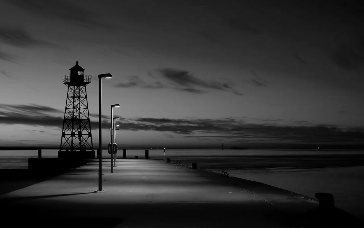 море, фото, пирс, вода, горизонт, освещение, белое, вечер, небо, чб, фонари, черное