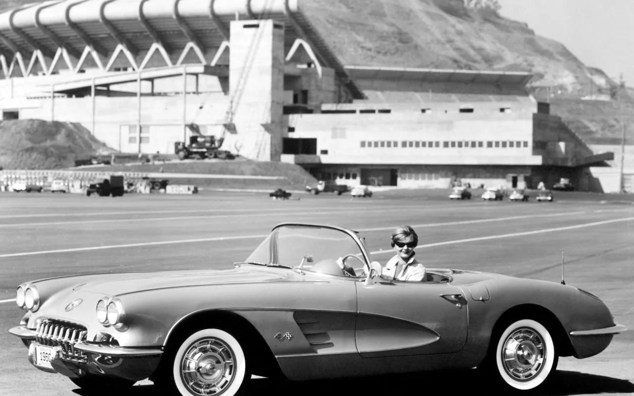 ретро, corvette, c1, аэродром, чёрнобелое, 1959-60, женьшина за рулём