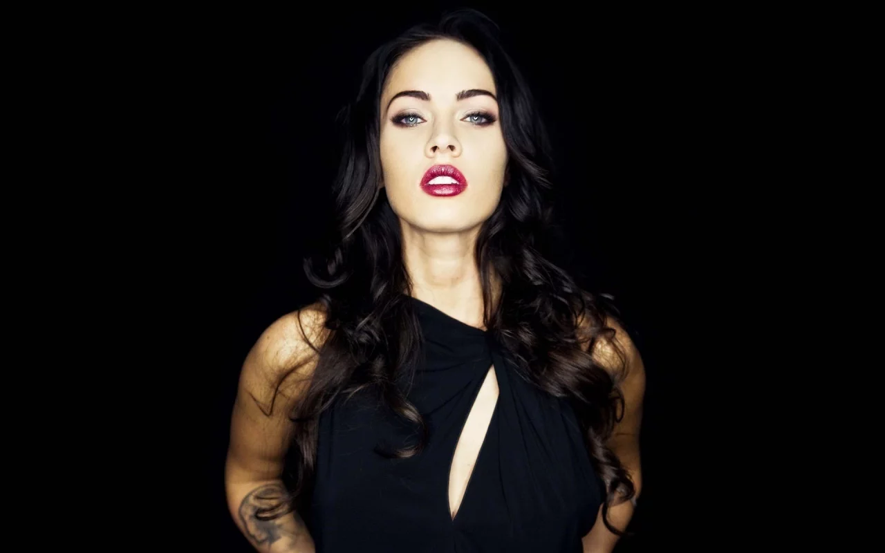 брюнетка, megan fox, чёрное, тёмно-розовая помада, красивые губы, меган фокс