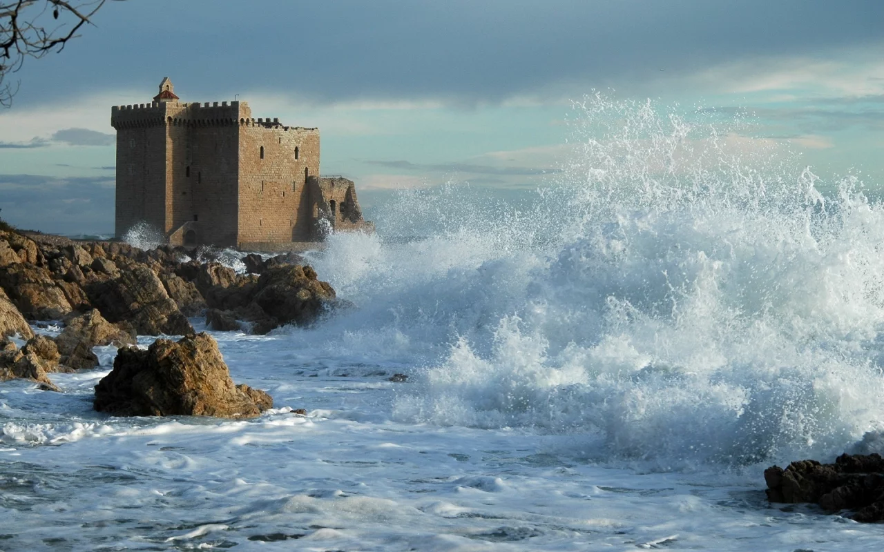 1920x1276, замок, waves, sky, shore, rocks, water, берег, скалы, облака, nature, clouds, вода, castle, море, sea, природа, небо, волны