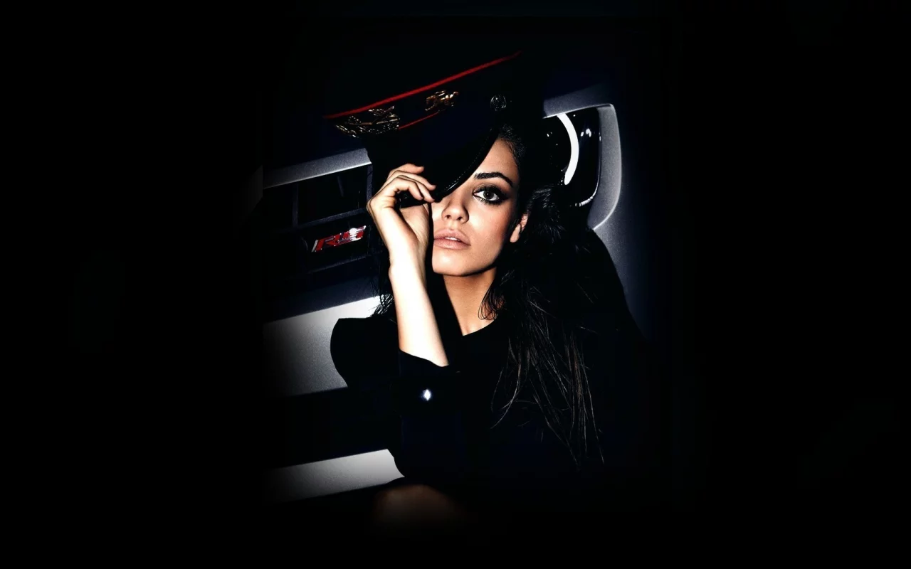 mila kunis, девушка, фуражка, мила кунис, тёмный фон, брюнетка
