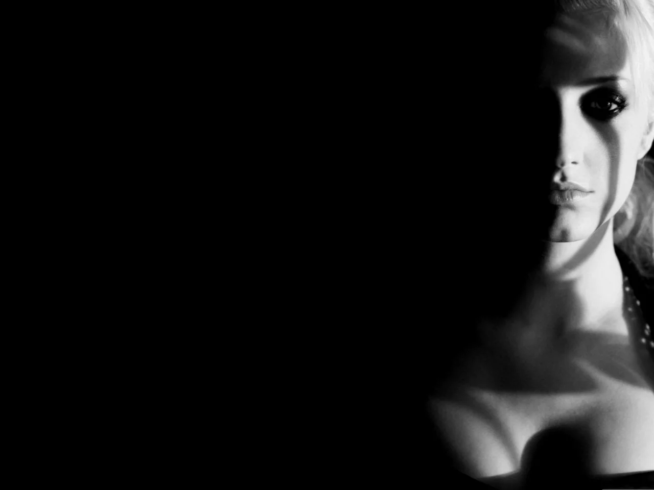 девушка, чёрный фон, ashlee simpson, грудь и прекрасное личико