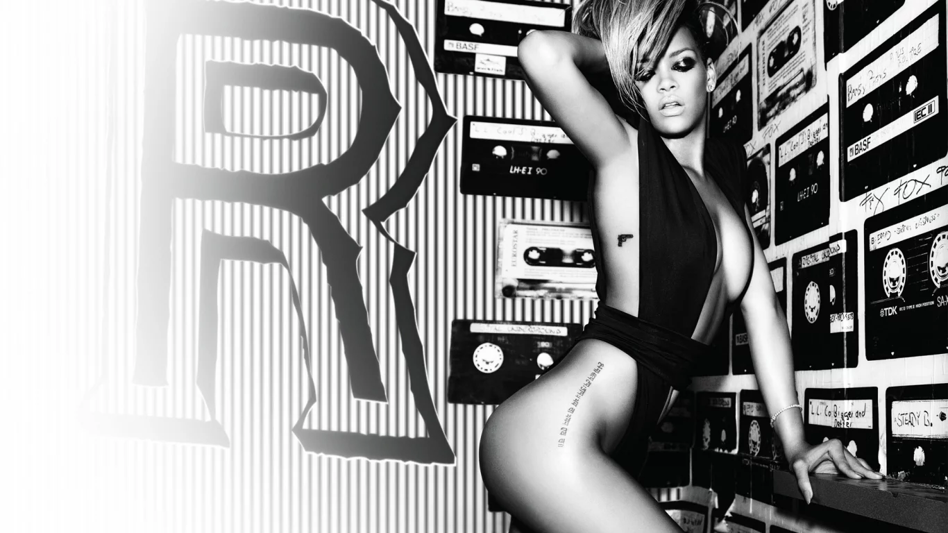 rihanna, риана, монохром, певица, наряд, образ, татуировки, купальник