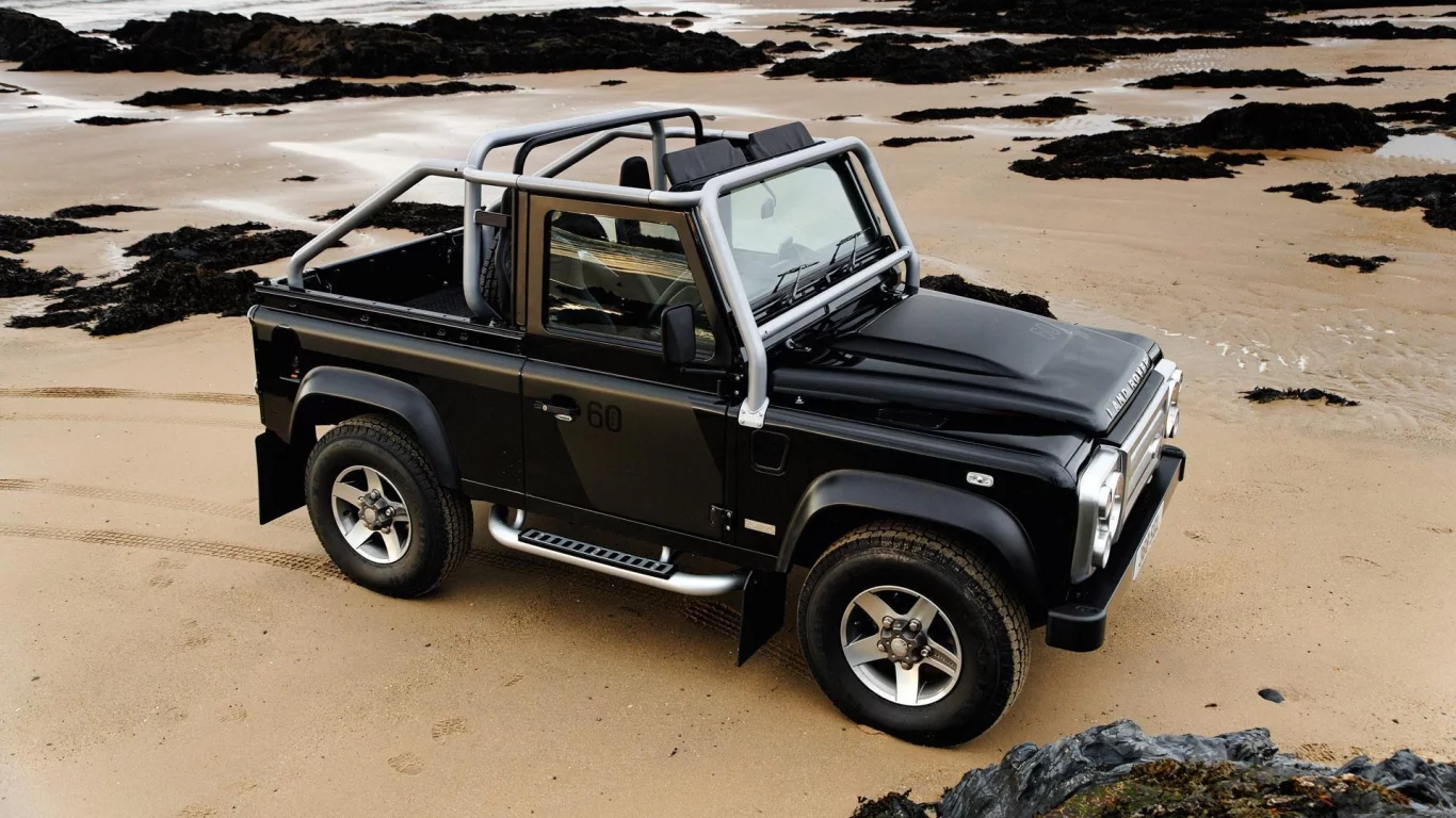 land rover, defender, 90, внедорожник, волны, море, автомобиль, великобритания, камни, пляж, песок