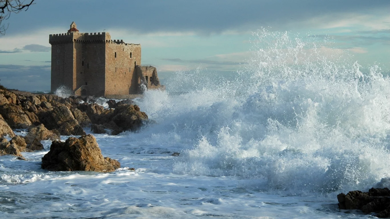 1920x1276, замок, waves, sky, shore, rocks, water, берег, скалы, облака, nature, clouds, вода, castle, море, sea, природа, небо, волны