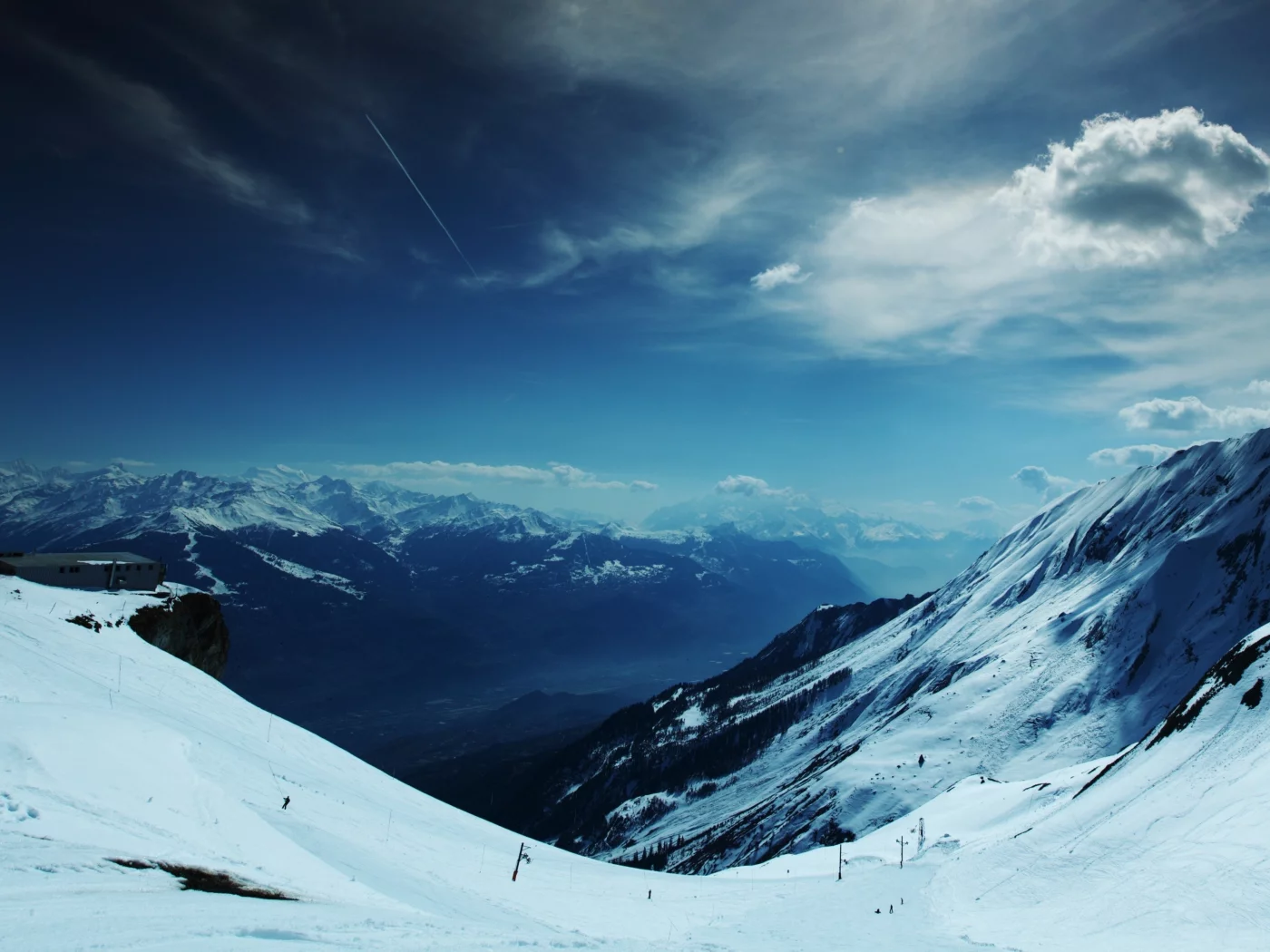 облака, snow highlands, лыжники, горы, синее, снег, высота, небо, горизонт, станция, склон