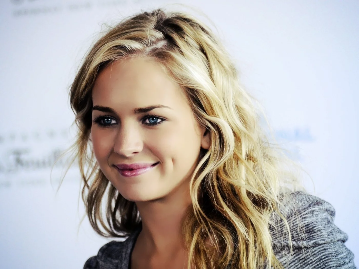 britt robertson, блондинка, улыбка