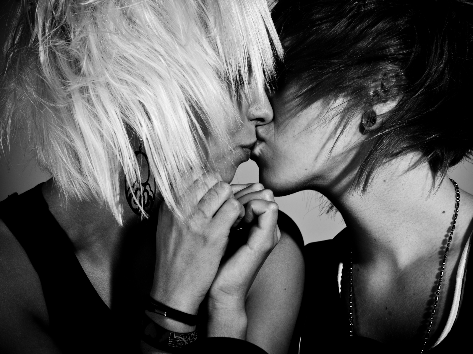 Blondes kisses. Поцелуй девушек. Любовь двух женщин. Поцелуй двух девушек. Любовь двух девочек.