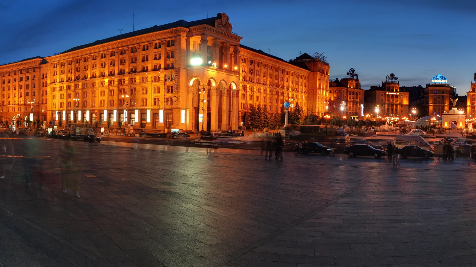 улица, площадь, небо, город, дома, панорама, вечер, машины, независимости, wallpapers, огни, multi monitors, фото, люди, здания, ночь, киев, движение