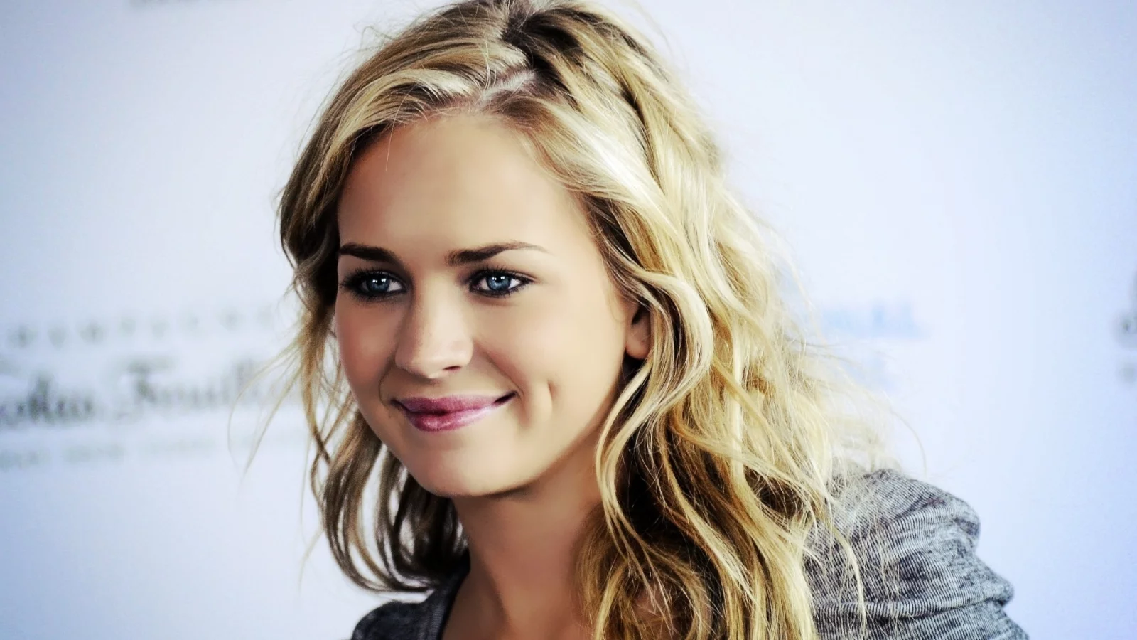 britt robertson, блондинка, улыбка