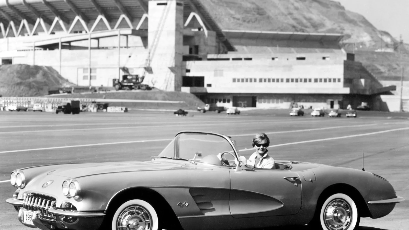 ретро, corvette, c1, аэродром, чёрнобелое, 1959-60, женьшина за рулём