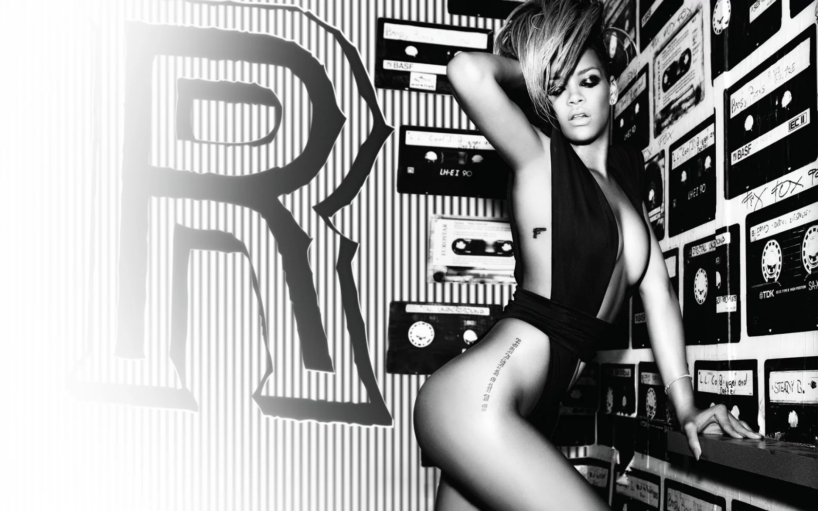 rihanna, риана, монохром, певица, наряд, образ, татуировки, купальник