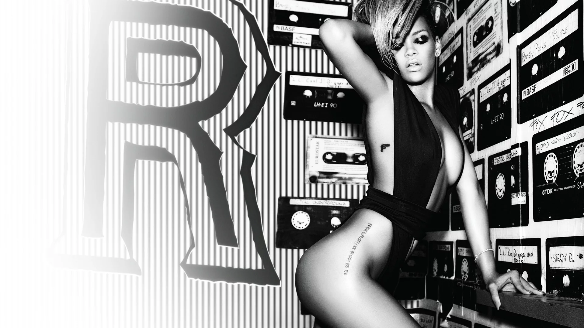 rihanna, риана, монохром, певица, наряд, образ, татуировки, купальник