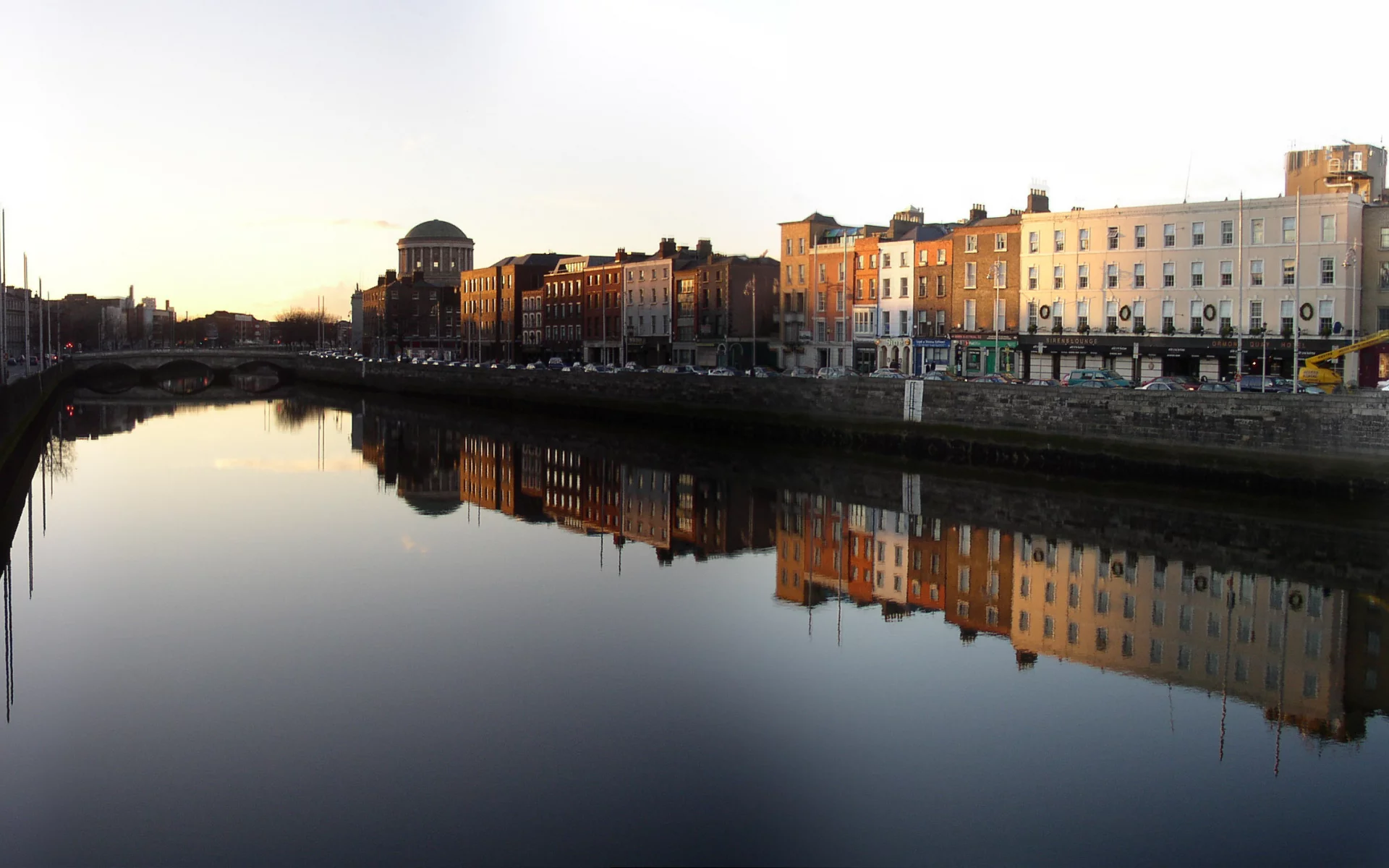 движение, город-графство, река, небо, машины, здания, дублин, закат, dublin, автомобили, отражение, берег, вода, канал, дома