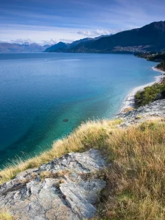 gulf, море, вода, trees, shore, rocks, скалы, природа, nature, пейзаж, деревья, горы, пляж, sky, beach, берег, landscape, water, grass, sea, mountains, залив, небо, трава