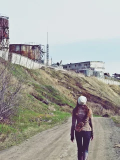 человек, руины, весна, трава, развалины, постиндустриальный мир, девушка, окраины, завод
