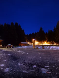 снег, церковь, небо, звезды, огни, лес, ночь