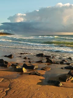 море, камни, облака