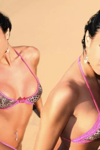 ashley bulgari, песок, лежит, брюнетка, смотрит, девушка