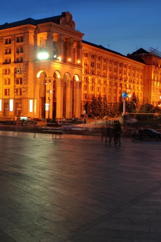 улица, площадь, небо, город, дома, панорама, вечер, машины, независимости, wallpapers, огни, multi monitors, фото, люди, здания, ночь, киев, движение