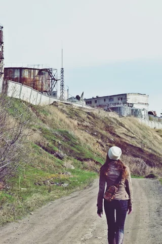 человек, руины, весна, трава, развалины, постиндустриальный мир, девушка, окраины, завод