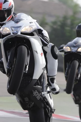 трасса, мотоциклы, белый, черный, скорость, aprilia