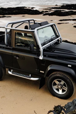 land rover, defender, 90, внедорожник, волны, море, автомобиль, великобритания, камни, пляж, песок