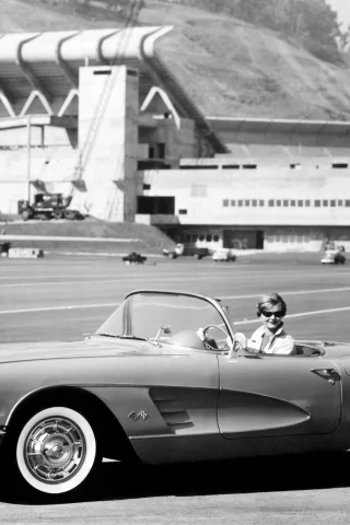 ретро, corvette, c1, аэродром, чёрнобелое, 1959-60, женьшина за рулём