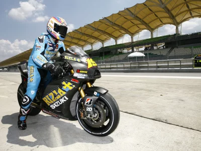арена, wallpaper, мотоцикл, обои, мотоспорт, трибуны, байк, шлем, suzuki, мотоциклист