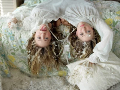 кровать, mary-kate olsen, ashley olsen, перья, сёстры