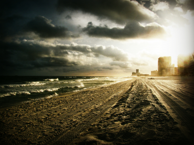 море, волны, берег, свет, пляж, небо, побережье, здания, тучи, город, ветер, лучи, следы