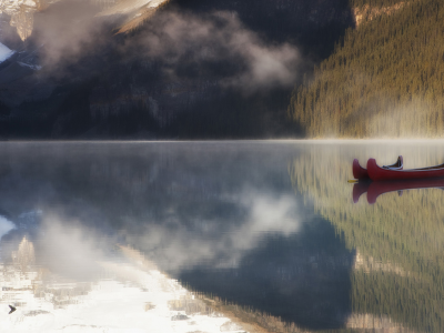 lake louise, озеро, утро, горы, лодка, дымка, national park, canada, canoes, каноэ