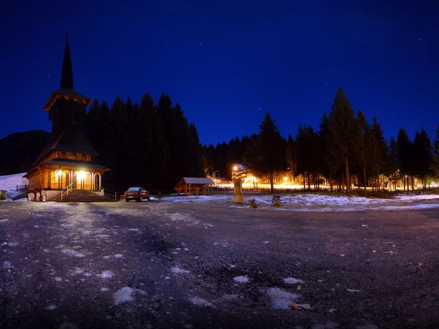 снег, церковь, небо, звезды, огни, лес, ночь