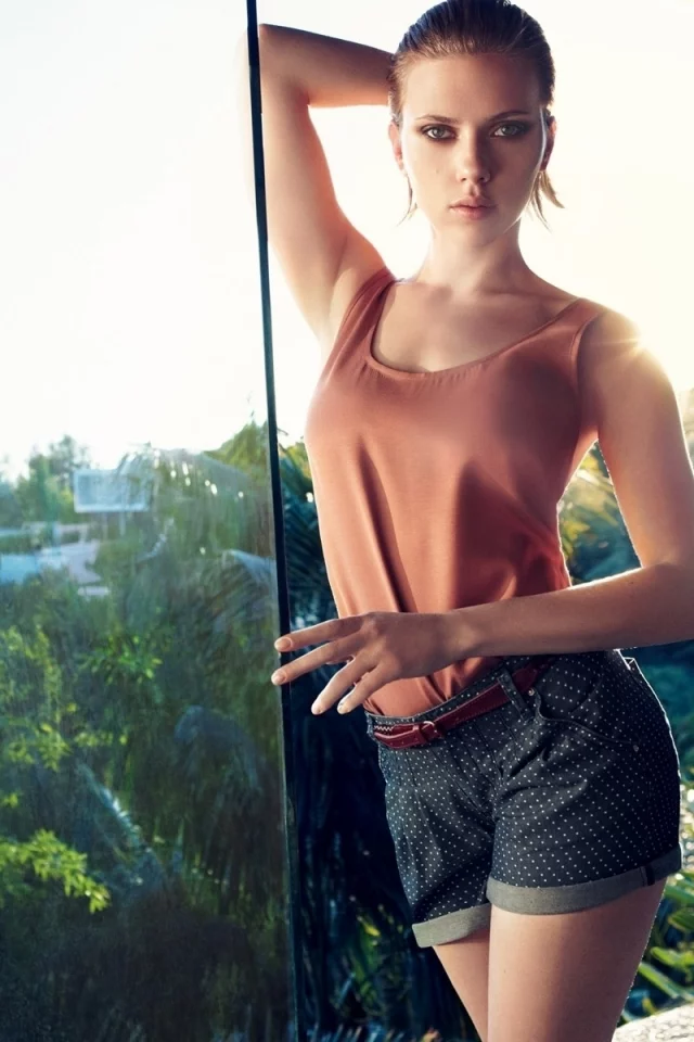 взгляд, лучи, солнце, одежда, фигура, models, окно, шорты, scarlett johansson