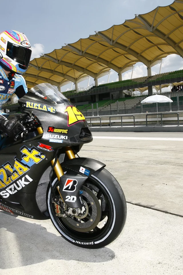арена, wallpaper, мотоцикл, обои, мотоспорт, трибуны, байк, шлем, suzuki, мотоциклист