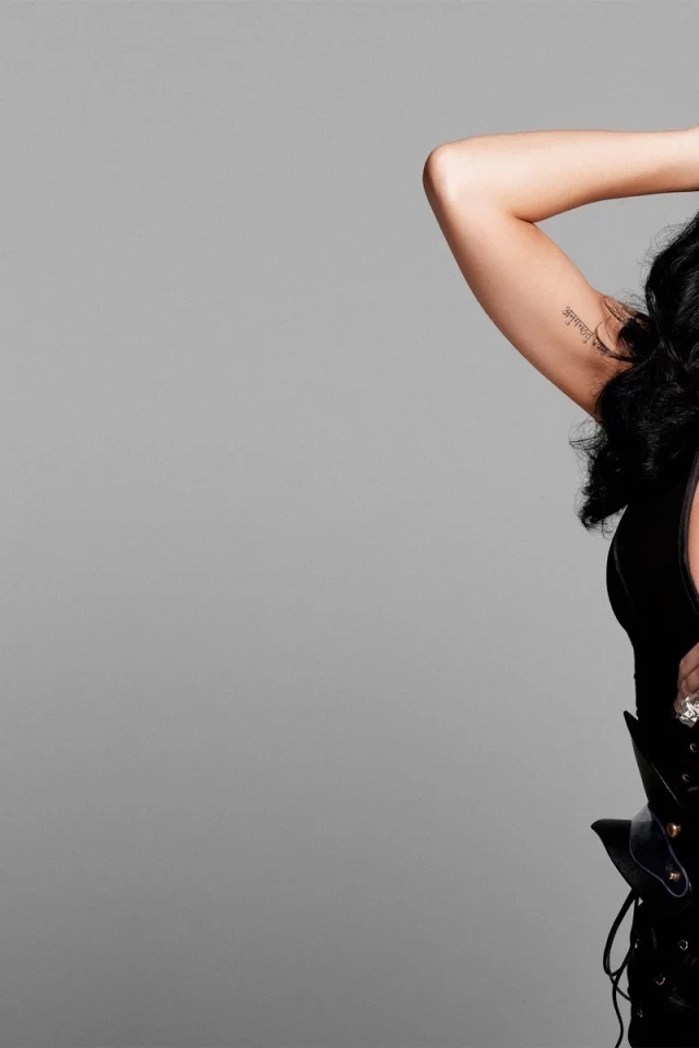 кэти перри, певица, katy perry, браслет, грудь