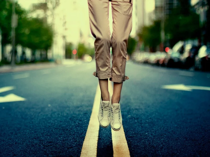bokeh, city, дорога, обувь, ноги, 1920x1200, jump, legs, разметка, shoes, road, прыжок, город, town, боке, marks